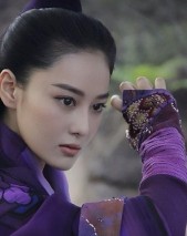 张馨予晒李莫愁剧照美艳凌厉