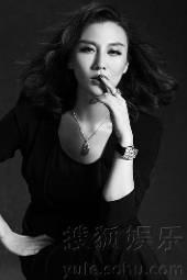而此次,她则用自己独特的方式诠释出了与众不同的摩登女王范.