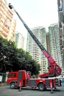 海珠消防大队逸景中队配备了可以伸出39米高的消防云梯车.