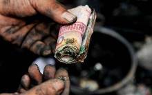 因为藏得严实 3千元现金空玻璃瓶中火海逃生(