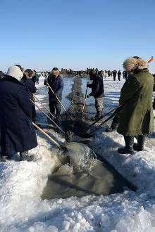 12月28日,渔民在查干湖冬捕现场收网.新华社记者 林宏 摄