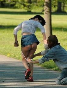 台男子学A片<em>痴汉</em>专在路边脱<em>女子</em>短裙和短裤(图