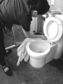 酒店<em>毛巾被</em>曝用途多:擦完马桶擦茶杯(图)【1