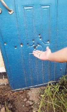 男子楼顶玩高压气枪 居民窗户被击穿出(图)