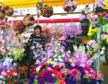白云区花市鲜花入场,今天开市.云宣,乔军伟 摄