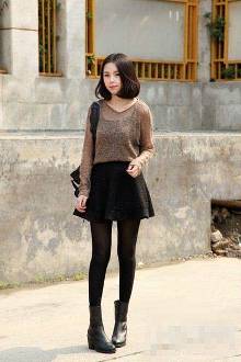 天凉了也得露大腿!小短裙配黑丝搭出诱惑女人