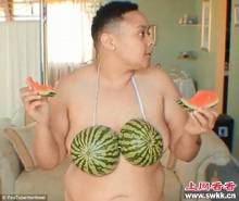 [奇趣]西瓜遮羞舞走红<em>女同性恋裸体</em>跳热舞(图)