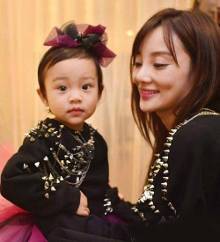 李小璐<em>母女</em>齐上阵 甜馨儿大玩制服<em>诱惑</em>-自媒体