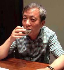 刘益谦在现场直接用鸡缸杯饮茶以示庆祝