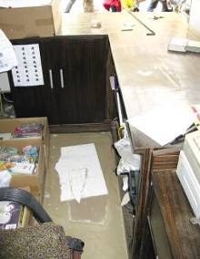 被地震震落的屋顶砸在收银台边.鲁甸县新华书店供图