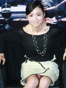 盘点坐姿不当裙底春光大泄的50大女星(组图)【