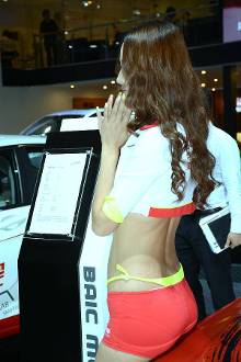 长发<em>美女</em>腰细臀肥 <em>T裤</em>外露长腿无尽<em>诱惑</em>!-汽车