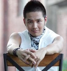 短寸飞机头领潮<em>男生发型</em> 寸头帅哥大pk【1】-