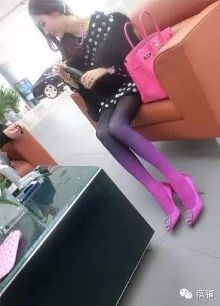 彩色<em>丝袜</em>难搭配,怎样在不同场合穿出心头好?
