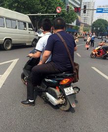 胆太大!挂军牌小摩托惊现南京街头