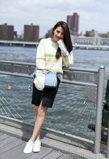 高圆圆最新街拍 白色<em>毛衣搭配黑色</em>及膝裙-新闻