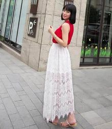 蕾丝半身裙穿出优雅女人味 搭对上衣鞋子让你