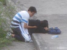 大学生情侣激情打野战遭偷拍 场面犹如三级片