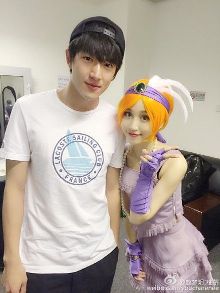 皇族white女友赵梦玥微博自拍照 皇族white身份