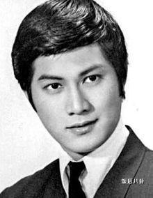 把周润发当小弟,称郑少秋秋仔,这个大叔有点厉