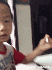 小图   熊孩子玩直播了?看你还抽烟吧