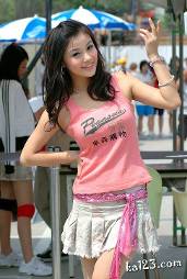 阳光下靓丽逼人的天使女孩
