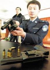 新闻 正文 大图 |小图 本报15日讯今天,9mm(口径)警用左轮手枪首次在