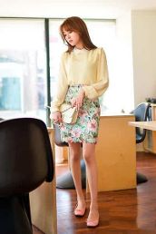 充分利用长袖雪纺衫VS短裙搭配,扎着穿显高显