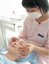 新娘:请美容师上门服务