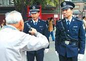 据警方介绍,从新年第一天开始,佛山市公安民警便换穿上九九式浅蓝色