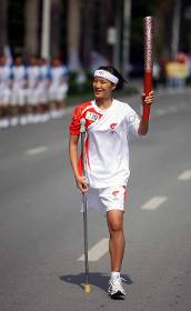 新闻 正文  大图 |小图 6月7日,残疾人火炬手归玉娜在进行传递.