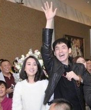 高级黑:凤姐真女神!神似众星