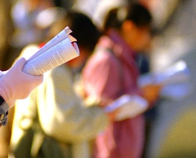 热辣评:转基因没害?专家先吃
