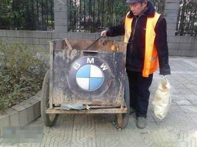 吐槽:画家下体作画女模彩绘