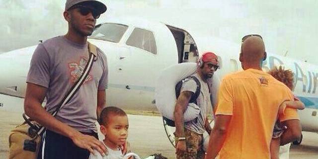 詹姆斯雷阿伦携家人度假