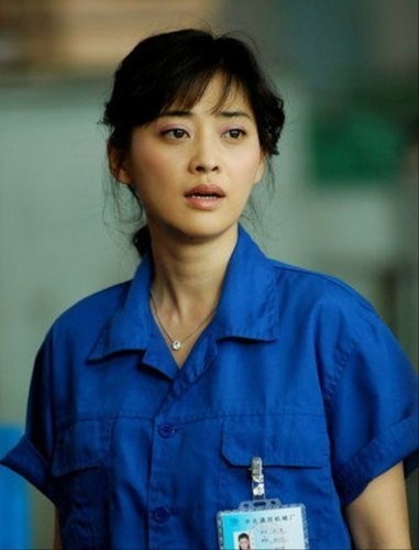 梅婷一家三口手拉手
