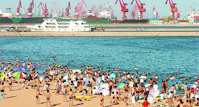 本报冀东版记者李淑丽栾云鹏刘光昱文/图 旅游速读之秦皇岛 长城滨海画廊、四季休闲天堂。今年的酷暑将更多的游客吸引到碧海金沙的秦皇岛,各大景区日接待量屡创新高,碧海金沙长城,处处人流涌动休闲、绿色在秦皇岛不仅是一种生活理念和生活时尚,且早已成了一种产业形态成了秦皇岛的城市战略,秦皇岛正将生态休闲牌越打越活。 俄罗斯游客爱上北戴河 这两周过得就像两天一样。真的不想走,我幸福地、疯狂地爱上了北戴河,我一定会再次来到这里!俄罗斯哈巴罗夫斯克的年轻美女作家尤利娅西斯兰采娃在自己的游记中这样描述美丽的北戴