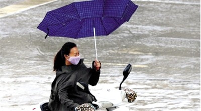 郑州晚报记者张翼飞图 总算热过去了,昨天郑州下雨了,刮风了,降温了