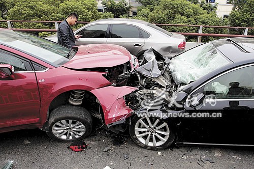 轻松管理手机 免费下载应用 1逆行撞车 地点:南昌老福山立交桥损伤