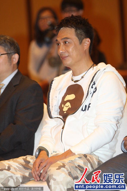 吴镇宇遭10岁萝莉求婚 只求投怀送抱董璇(组图)