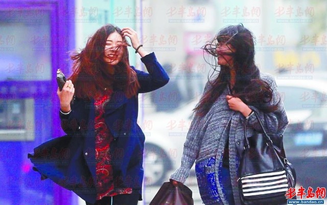 11月3日,中山路一商场门前,两个姑娘被风吹乱了头发.