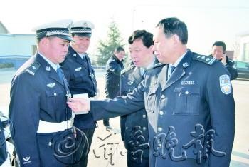 "2013年6月8日,52岁的何希龙在执勤时对泰安新泰市公安局交警大队大队