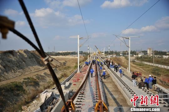 中铁十四局工人在铺设500米长钢轨 刘福昌 摄