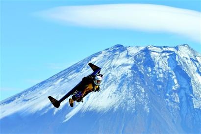 喷气飞人"飞越"富士山(图)