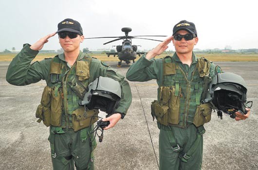 ah-64e阿帕奇攻击直升机7日在台南归仁基地正式亮相,陆军航空601旅