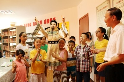 昨天,扬州市木偶戏表演艺术家祝留根走进康乐社区,为孩子们带来了一堂