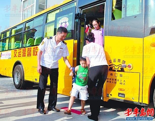 乘务人员护送学生下车 "大鼻子校车开通韩国学校线路啦!