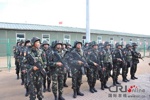 中国女特种兵挑战大漠:三月瘦10斤无一人喊累