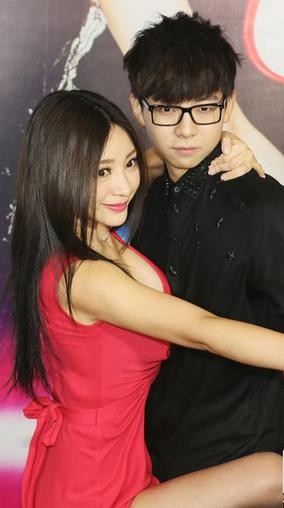 柳岩抖胸盘腿 360度环贴胡夏性感热舞(组图)