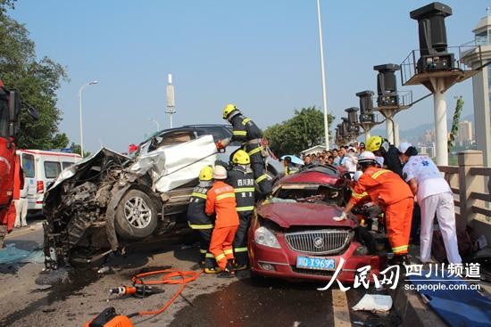 宜宾发生惨烈车祸 宝马连撞两车致4人死亡(组图)